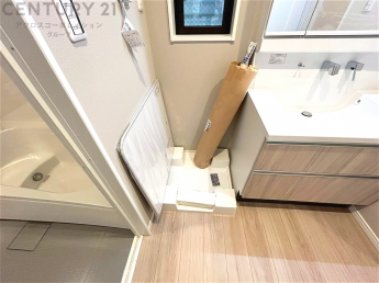 洗濯物の仕分け作業がしやすく、整理整頓が容易になります。洗濯音や湿気を他の部屋に持ち込まず、生活環境を快適に保ちます。上部を活用すれば収納スペースを確保でき洗剤や洗濯用品の整理もしやすくなります。