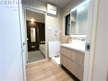 衣服の収納や脱ぎ着や整理整頓がしやすく、湿った衣類を乾燥させるスペースがありカビや臭いの発生を防ぎます。床の汚れを他の部屋に持ち込まず清潔を保つことができます。また快適な入浴環境の整備にも役立ちます。