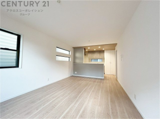 リビングダイニングは家族や友人とのコミュニケーションを楽しむ場所でくつろぎながら食事や会話を楽しめ、多目的に利用できリラックスできる空間です。家庭内の中心として機能し、快適な生活をサポートします。
