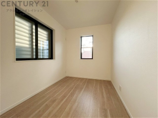 明るい色合いのフローリングとクロスを使用した洋室は家具やインテリアとも調和しやすく空間が広く感じられ開放感を生み出します。自然光を効果的に反射し、室内を明るく保つため、日中の照明使用を抑えられます。
