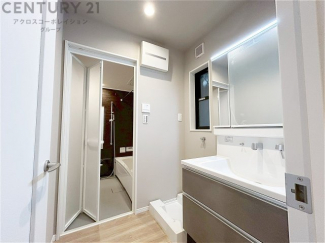 衣服の収納や脱ぎ着や整理整頓がしやすく、湿った衣類を乾燥させるスペースがありカビや臭いの発生を防ぎます。床の汚れを他の部屋に持ち込まず清潔を保つことができます。また快適な入浴環境の整備にも役立ちます。