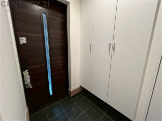 大きな玄関収納付きの玄関です　家族皆様の履物をしっかり収納できます
