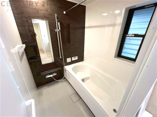 ユニットバスは省スペースでありながら、シンプルな設計と使いやすさを備え、簡便なメンテナンスが可能です。またミラー・小物置き場もあり便利です。