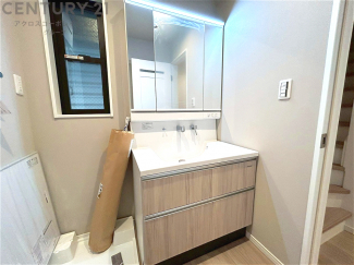 化粧品や洗顔料、歯ブラシなどの必需品をまとめて置ける収納スペースがあり、使用するたびに取り出す手間が省けます。また、水回りのため、濡れても大丈夫な素材が使用されており、お手入れが簡単です。