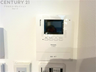 訪問者が来たときにテレビ画面で確認できるため、安心してドアを開けられます。録画機能があるものもあり、留守中に来訪者を記録しておくことができます。利便性が高く、セキュリティ面でも安心です。