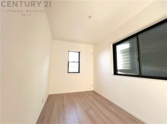 明るい色合いのフローリングとクロスを使用した洋室は家具やインテリアとも調和しやすく空間が広く感じられ開放感を生み出します。自然光を効果的に反射し、室内を明るく保つため、日中の照明使用を抑えられます。