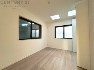 子供部屋…創造性や成長を促す遊びの空間を提供。学習や趣味に集中できる環境を整えます。個別のプライベートスペースは自己表現と自立心を育み、心地よい睡眠環境を整えリラックスできる場所を提供。