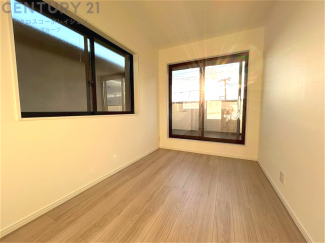 寝室…リラックスできるプライベート空間で、快適な睡眠をサポート。個人の好みに合わせたインテリアや寝具で心地良さを追求。プライベートな時間を過ごし、リフレッシュする場所におすすめです。