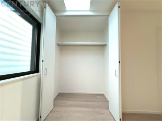 衣類やアクセサリー、小物類の収納が便利で整理整頓がしやすく、部屋の美観を保ちつつ、スペースを最大限に活用できます。衣服のしわやダメージを防ぎ、長持ちさせることができます。