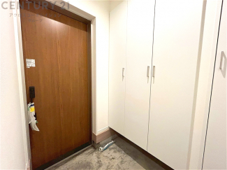 大きな玄関収納付きの玄関です　家族皆様の履物をしっかり収納できます
