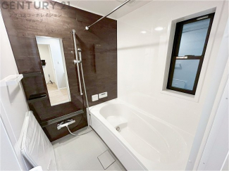 ユニットバスは省スペースでありながら、シンプルな設計と使いやすさを備え、簡便なメンテナンスが可能です。大きな窓付きで換気にも便利です。またミラー・小物置き場もあり便利です。

