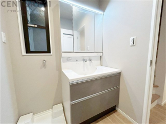 化粧品や洗顔料、歯ブラシなどの必需品をまとめて置ける収納スペースがあり、使用するたびに取り出す手間が省けます。また、水回りのため、濡れても大丈夫な素材が使用されており、お手入れが簡単です。
