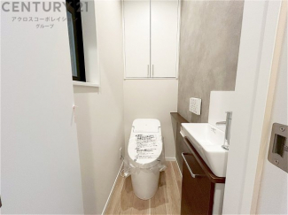 温水洗浄便座付トイレは温水洗浄機能により、暖かい水でおしりを洗浄することができ、冷たい水を使う従来の便座に比べ、温水洗浄機能で暖かいトイレを提供し、快適な使用を可能にします。
