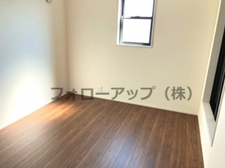 コンパクトで使いやすい洋室です