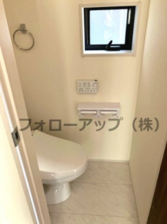 落ち着いた色調のトイレです
