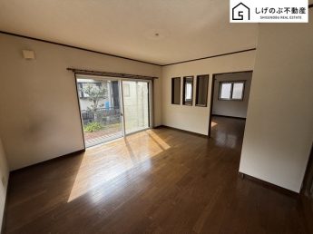 採光良好なリビングは、ご家族の憩いの空間。居心地の良い快適な安らぎの場所にもなりそうです。