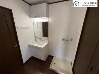 大きな三面鏡付きの洗面台で毎日の身だしなみもばっちりですね。