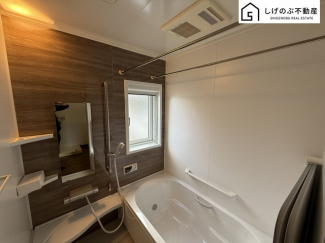 窓付きのバスルームは、明るく換気環境も良好。日中の入浴も気持ちよくお使い頂けそうです。