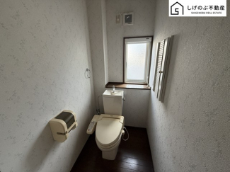 換気にも配慮した窓付きのトイレスペースとなっています。