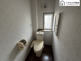 換気にも配慮した窓付きのトイレスペースとなっています。