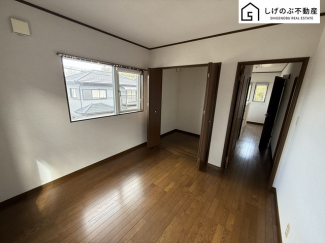 採光良好な明るい室内。木の温もりがやさしいフローリングは安らぎをもたらすプライベート空間。