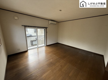 採光良好な明るい室内。木の温もりがやさしいフローリングは安らぎをもたらすプライベート空間。