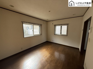 採光良好な明るい室内。木の温もりがやさしいフローリングは安らぎをもたらすプライベート空間。