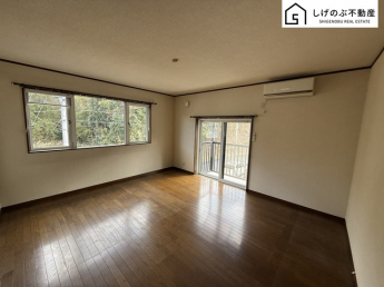 採光良好な明るい室内。木の温もりがやさしいフローリングは安らぎをもたらすプライベート空間。