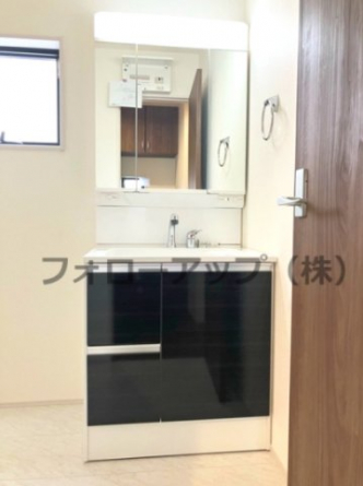 独立洗面台、小物を置くことができて便利です