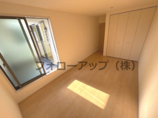 明るい洋室です