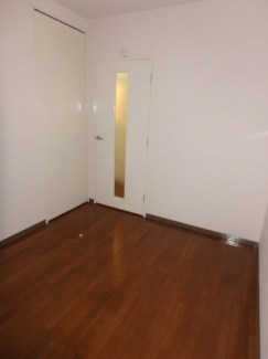 落ち着いた色調の寝室です