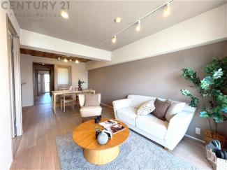 リビングダイニングは家族や友人とのコミュニケーションを楽しむ場所でくつろぎながら食事や会話を楽しめ、多目的に利用できリラックスできる空間です。家庭内の中心として機能し、快適な生活をサポートします。