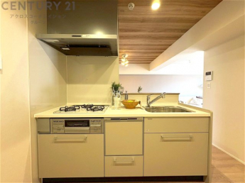 シンプルなデザインと使いやすさを兼ね備えた対面式システムキッチンは、効率的な作業スペースを提供し、家族やゲストとのコミュニケーションを促進します。