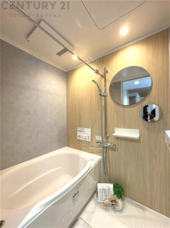 ユニットバスは省スペースでありながら、シンプルな設計と使いやすさを備え、簡便なメンテナンスが可能です。またミラー・小物置き場もあり便利です。