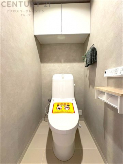 温水洗浄便座付トイレは温水洗浄機能により、暖かい水でおしりを洗浄することができ、冷たい水を使う従来の便座に比べ、温水洗浄機能で暖かいトイレを提供し、快適な使用を可能にします。