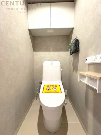 温水洗浄便座付トイレは温水洗浄機能により、暖かい水でおしりを洗浄することができ、冷たい水を使う従来の便座に比べ、温水洗浄機能で暖かいトイレを提供し、快適な使用を可能にします。