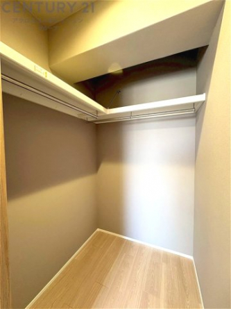 収納力が高く洋服や小物を整理しやすく、更衣室のように使え、部屋がすっきり保てます。収納の配置を自由に調整でき、換気性が良く防湿・防虫対策も可能。快適で機能的な生活空間を実現できます♪