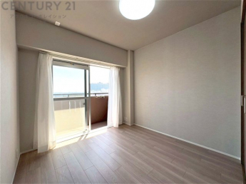 明るい色合いのフローリングとクロスを使用した洋室は家具やインテリアとも調和しやすく空間が広く感じられ開放感を生み出します。自然光を効果的に反射し、室内を明るく保つため、日中の照明使用を抑えられます。