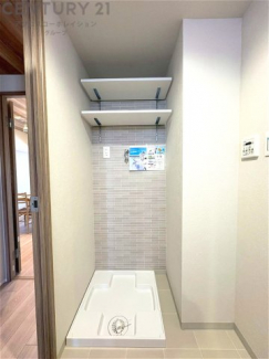 洗濯物の仕分け作業がしやすく、整理整頓が容易になります。洗濯音や湿気を他の部屋に持ち込まず、生活環境を快適に保ちます。上部を活用すれば収納スペースを確保でき洗剤や洗濯用品の整理もしやすくなります。