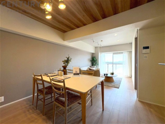 キッチン前のダイニングスペース。ダイニングセットを置いても十分な広さを確保。