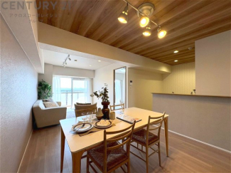 キッチン前のダイニングスペース。ダイニングセットを置いても十分な広さを確保。