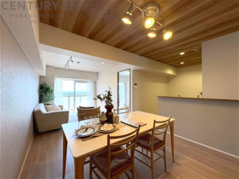 キッチン前のダイニングスペース。ダイニングセットを置いても十分な広さを確保。