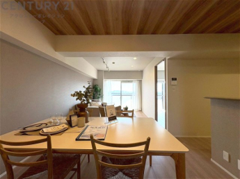 キッチン前のダイニングスペース。ダイニングセットを置いても十分な広さを確保。