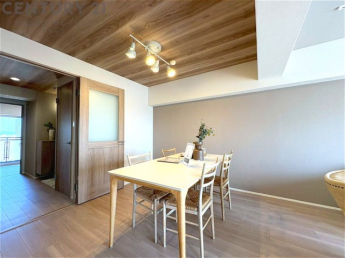 キッチン前のダイニングスペース。ダイニングセットを置いても十分な広さを確保。