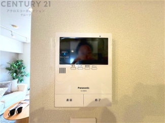 訪問者が来たときにテレビ画面で確認できるため、安心してドアを開けられます。録画機能があるものもあり、留守中に来訪者を記録しておくことができます。利便性が高く、セキュリティ面でも安心です。