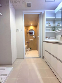 衣服の収納や脱ぎ着や整理整頓がしやすく、湿った衣類を乾燥させるスペースがありカビや臭いの発生を防ぎます。床の汚れを他の部屋に持ち込まず清潔を保つことができます。また快適な入浴環境の整備にも役立ちます。