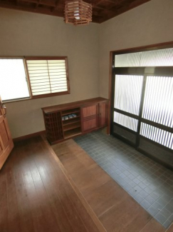 室内側玄関　重厚な趣のあるかっこいい玄関ホールです　