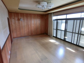 応接間と呼ぶにふさわしい南の素敵な庭を望むお部屋です