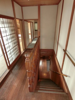 階段部吹き抜け感がいいです　高級感と開放感　広さを感じる贅沢なく空間です