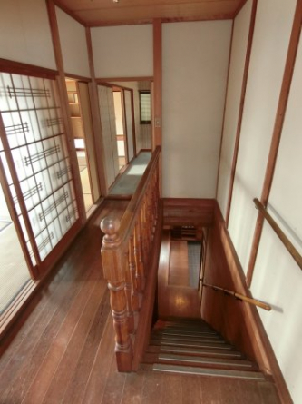 階段部吹き抜け感がいいです　高級感と開放感　広さを感じる贅沢なく空間です